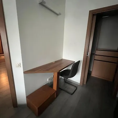 Cozy In Center With Free Parking